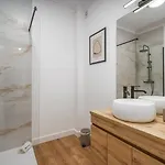 Appartement Hostwise - Elegant & Stylish Flat W/ Balcony *