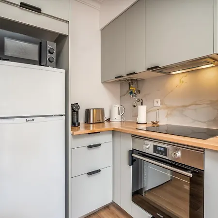 Apartament Hostwise - Elegant & Stylish Flat W/ Balcony