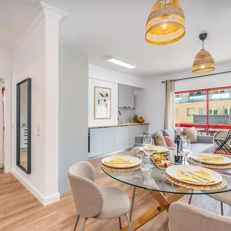 Hostwise - Elegant & Stylish Flat W/ Balcony Apartament *