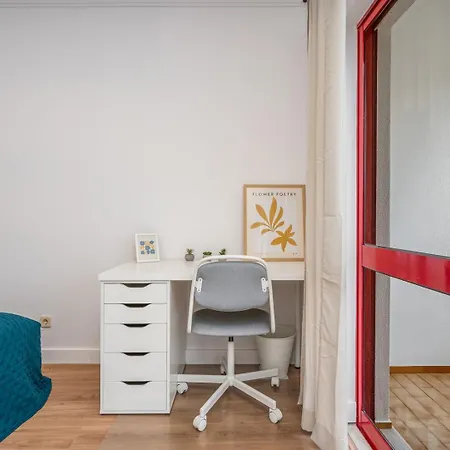 Hostwise - Elegant & Stylish Flat W/ Balcony Apartment