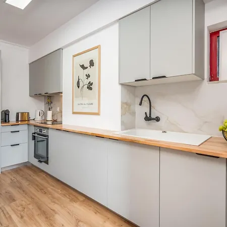 Apartament Hostwise - Elegant & Stylish Flat W/ Balcony
