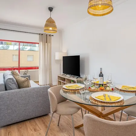 דירה Hostwise - Elegant & Stylish Flat W/ Balcony *