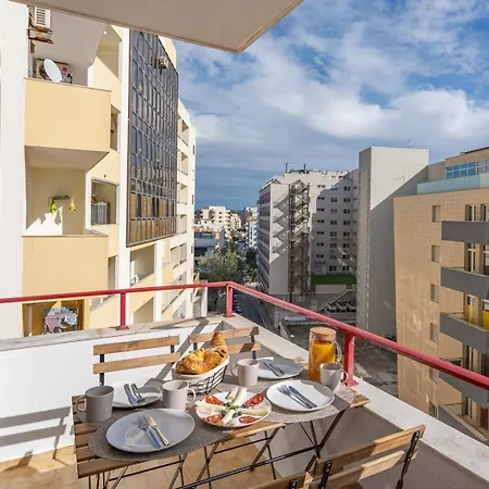 Hostwise - Elegant & Stylish Flat W/ Balcony *