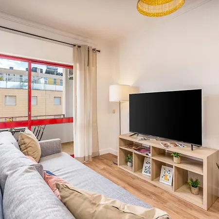 Hostwise - Elegant & Stylish Flat W/ Balcony פורטימאו