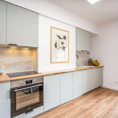 דירה Hostwise - Elegant & Stylish Flat W/ Balcony *