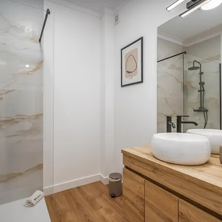 דירה Hostwise - Elegant & Stylish Flat W/ Balcony *