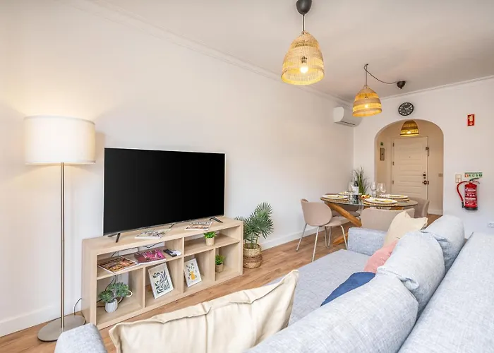 Hostwise - Elegant & Stylish Flat W/ Balcony