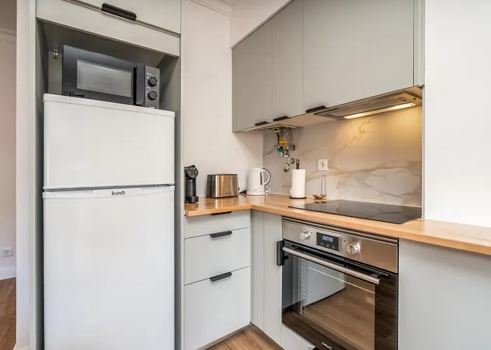 Daire Hostwise - Elegant & Stylish Flat W/ Balcony