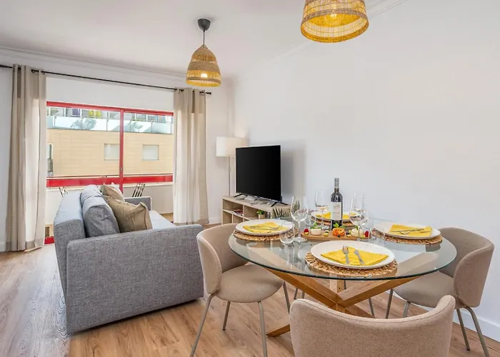 Daire Hostwise - Elegant & Stylish Flat W/ Balcony *