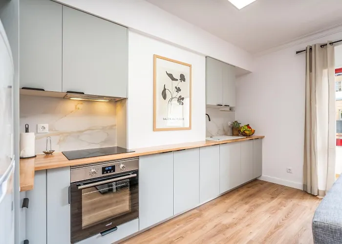 Daire Hostwise - Elegant & Stylish Flat W/ Balcony *