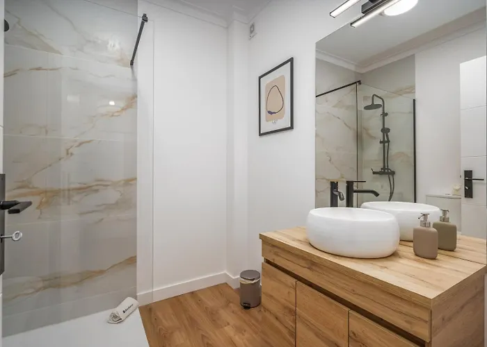 Daire Hostwise - Elegant & Stylish Flat W/ Balcony *