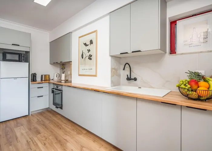 Daire Hostwise - Elegant & Stylish Flat W/ Balcony